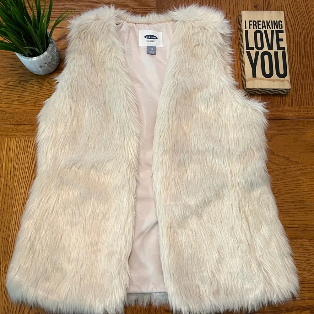 🎉HP🎉 Old Navy Faux Fur Vest - LIKE NEW CONDITION! - Picture 2 of 6